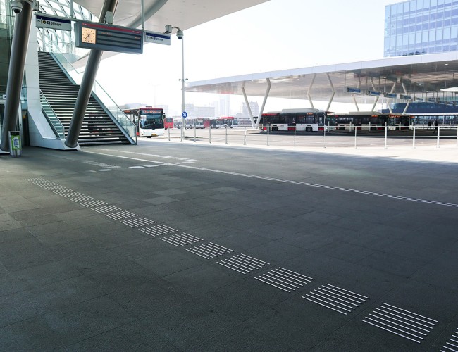 Vloeren met tactiele geleiding door Mutsaerts Natuursteen