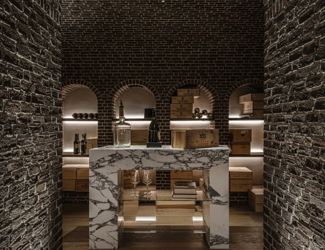 Maatwerk natuursteen interieur wijnkelder