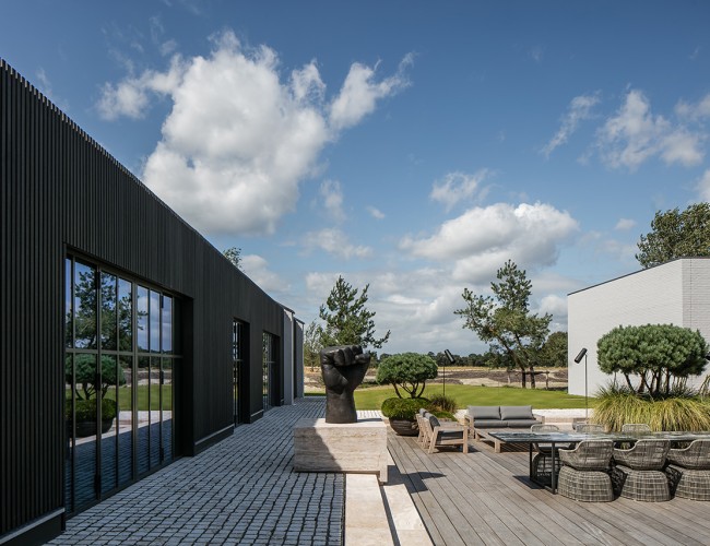 Terras van natuursteen door Mutsaerts BV