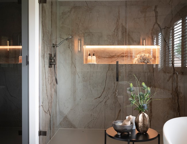 Wanden van natuursteen, composiet of keramiek voor douche