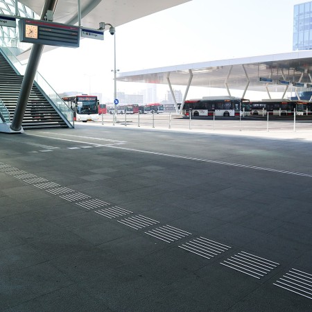 Vloeren met tactiele geleiding door Mutsaerts Natuursteen
